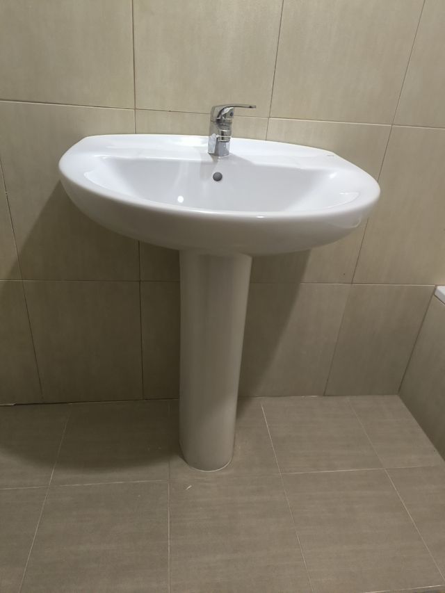 Lavabo Roca con grifo Tres 2