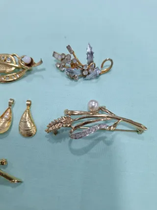Lote de Joyas Antiguas: Broches y Colgante