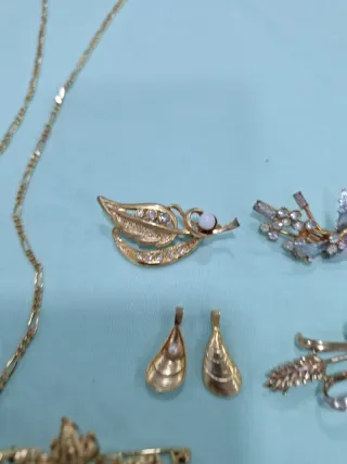Lote de Joyas Antiguas: Broches y Colgante