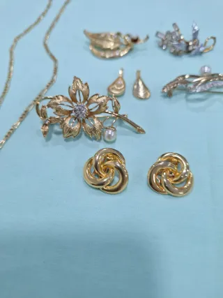 Lote de Joyas Antiguas: Broches y Colgante