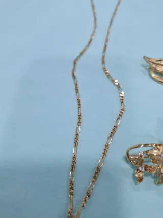 Lote de Joyas Antiguas: Broches y Colgante