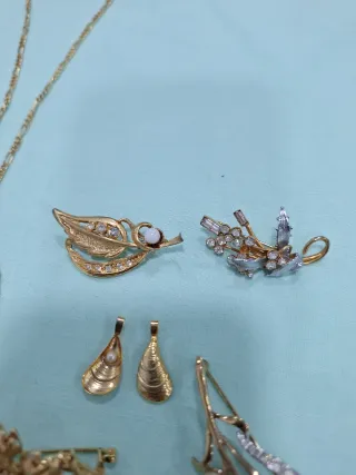 Lote de Joyas Antiguas: Broches y Colgante