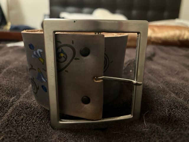 Cinturón de cuero con diseño floral