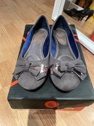 Bailarinas grises de antelina con lazo