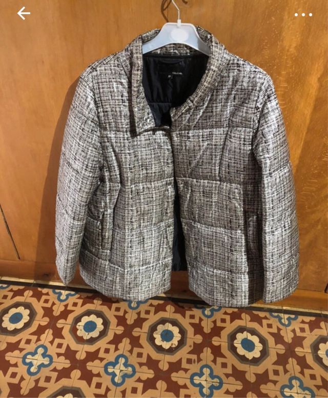 Plumífero estampado beige y gris