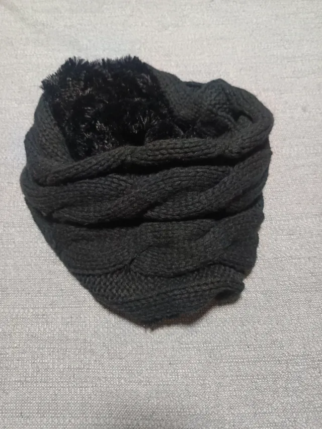 Cuello lana negro con pelo