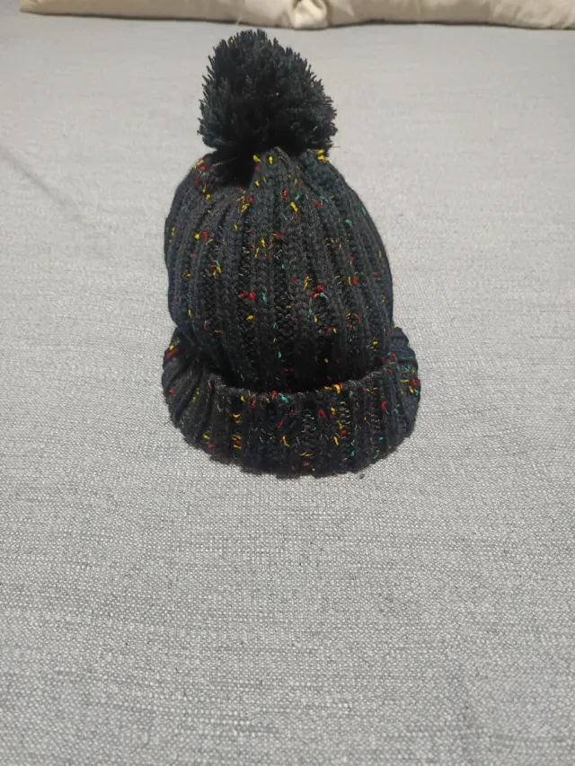 Gorro de lana negro con pompón multicolor