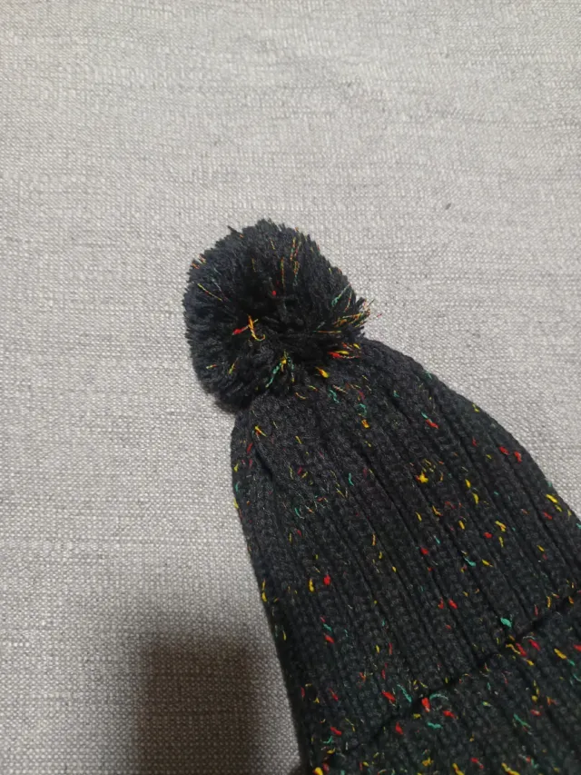 Gorro de lana negro con pompón multicolor