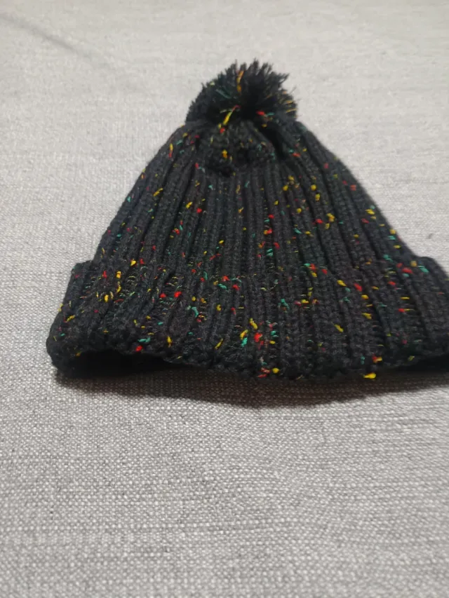 Gorro de lana negro con pompón multicolor