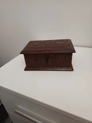 Caja de madera antigua tallada con forro verde