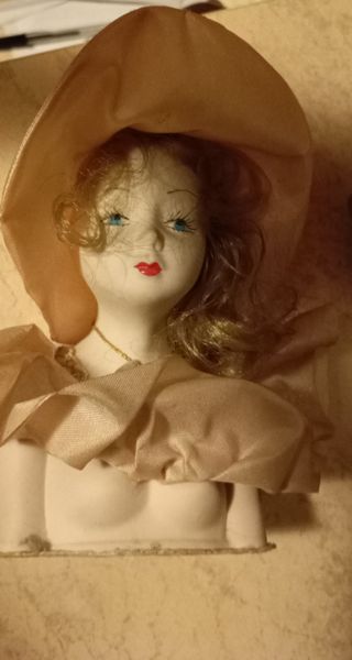 Donna in porcellana con cappello