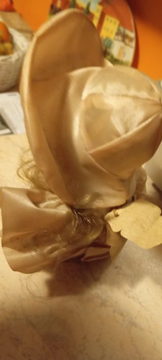 Donna in porcellana con cappello