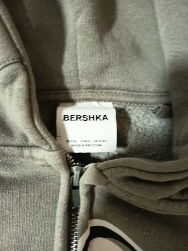 Chaqueta gris streetwear con estampado