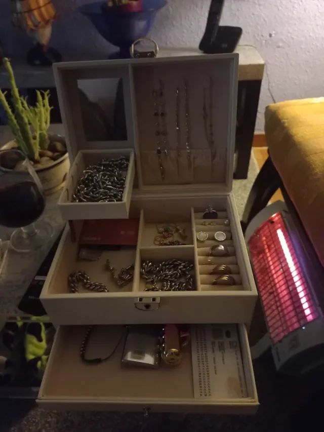 Joyero de piel beige y plata