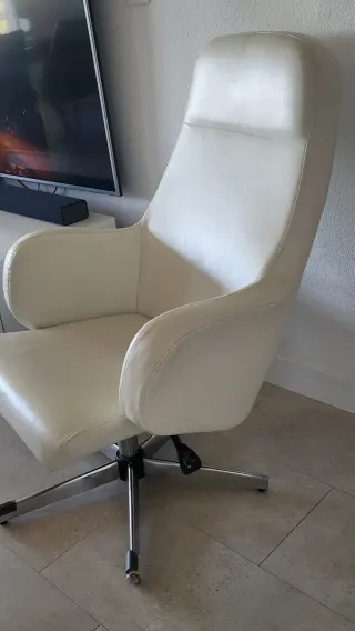 Silla blanca giratoria