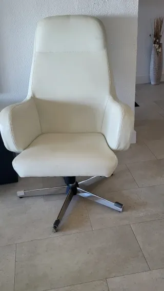 Silla blanca giratoria