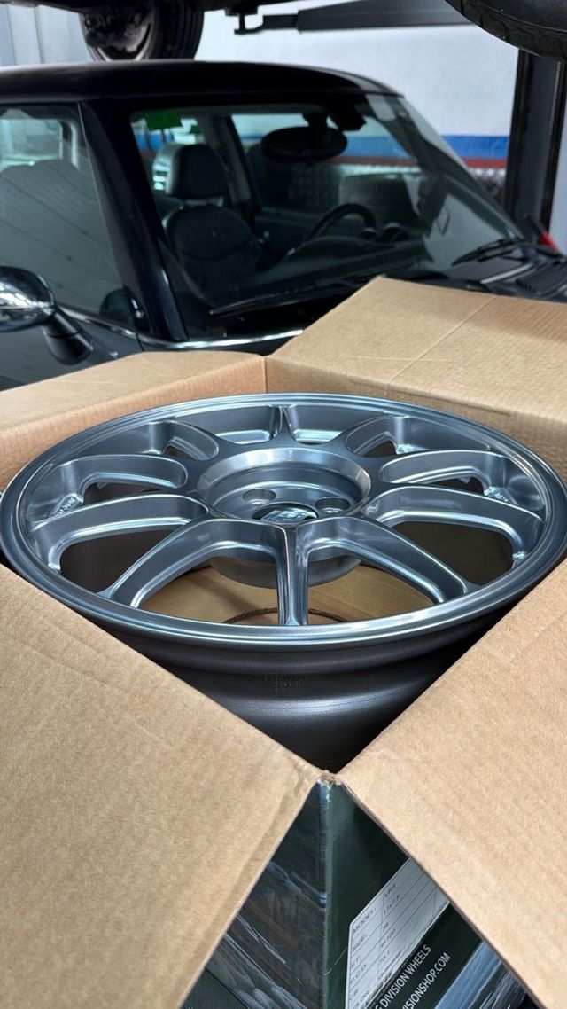 Llantas Racing Division VR5 17 - 4x100 Gunmetal