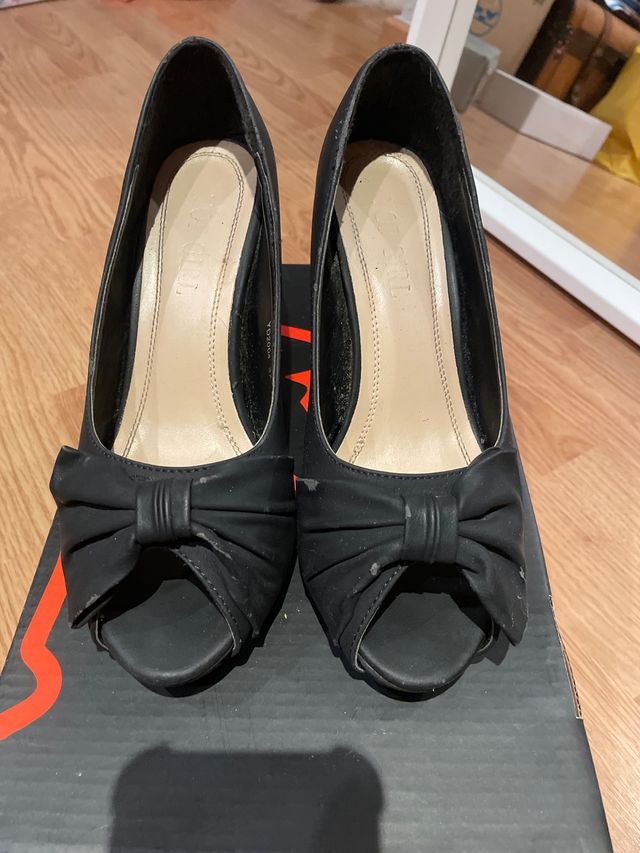 Tacones abiertos negros con lazo