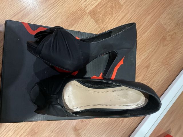 Tacones abiertos negros con lazo