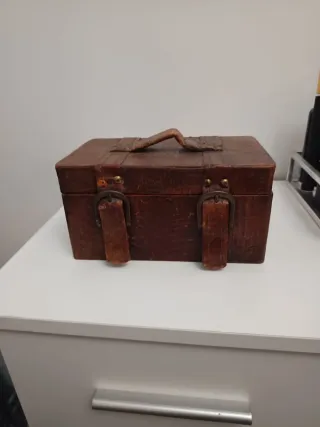 Caja antigua de cuero y madera
