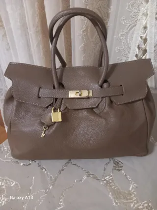 Borsa in pelle marrone con dettagli oro