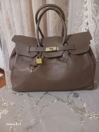 Borsa in pelle marrone con dettagli oro
