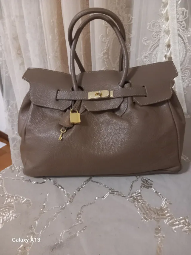 Borsa in pelle marrone con dettagli oro