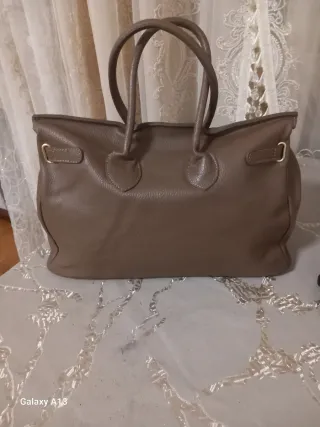 Borsa in pelle marrone con dettagli oro