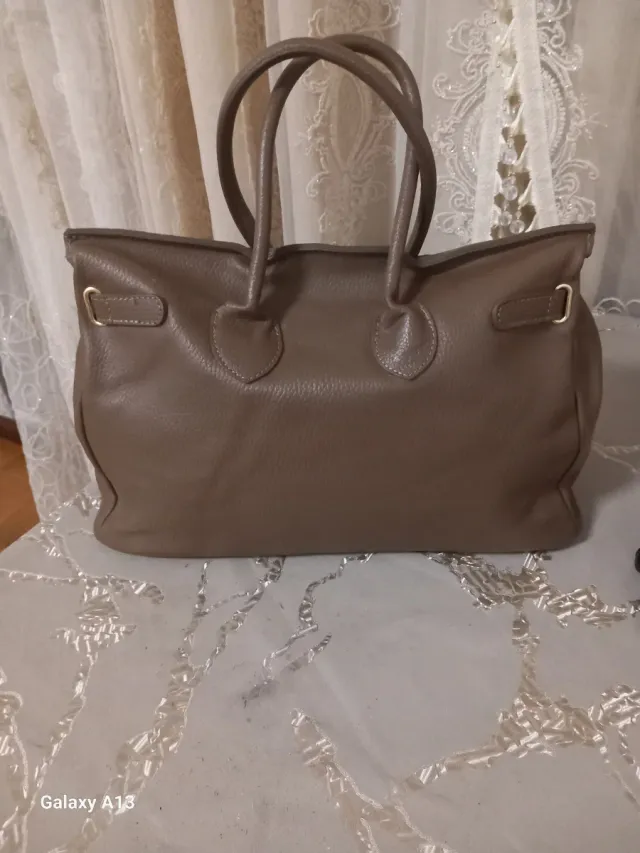 Borsa in pelle marrone con dettagli oro