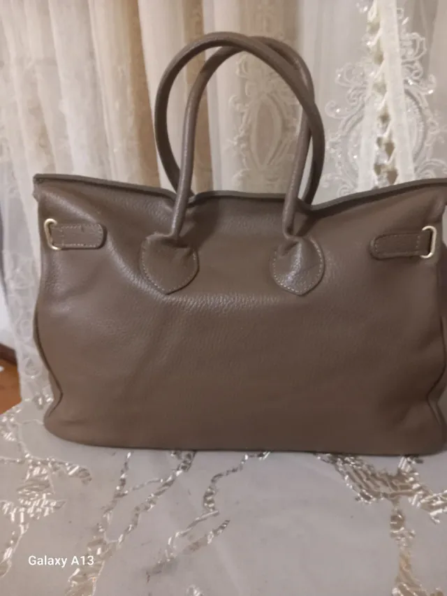 Borsa in pelle marrone con dettagli oro