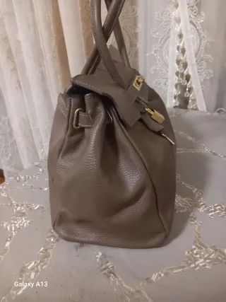 Borsa in pelle marrone con dettagli oro
