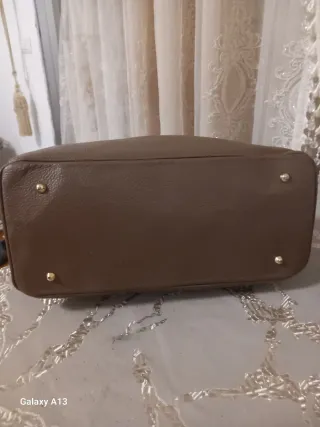Borsa in pelle marrone con dettagli oro