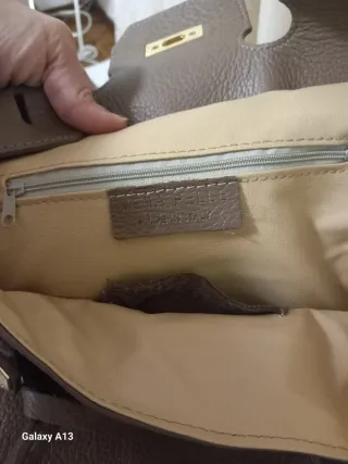 Borsa in pelle marrone con dettagli oro