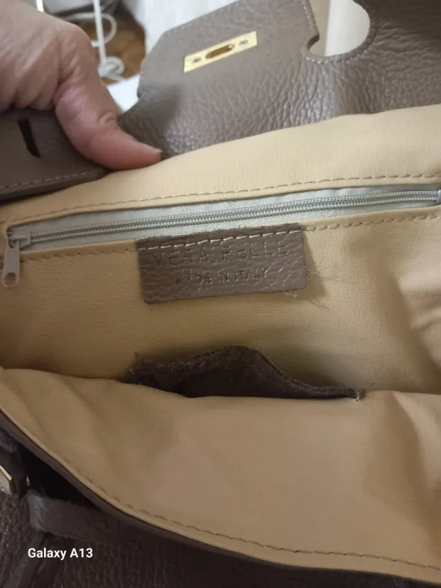 Borsa in pelle marrone con dettagli oro