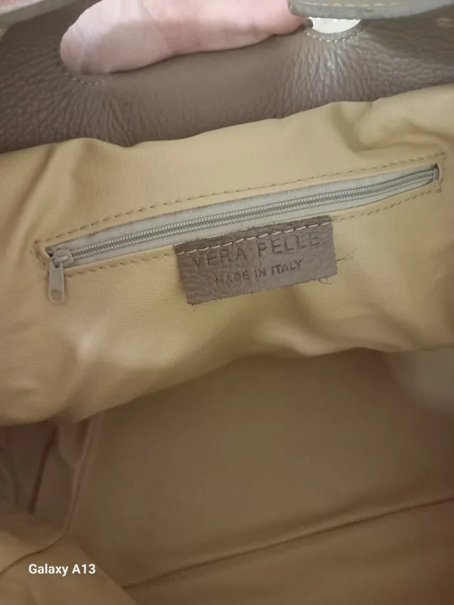 Borsa in pelle marrone con dettagli oro