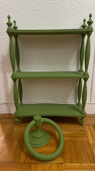Estante de baño verde con toallero