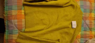 Maglione giallo con scollo a V