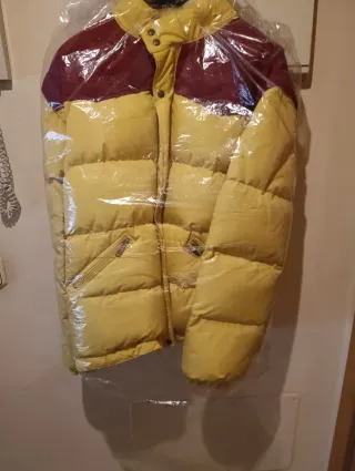 Pedro Gómez plumífero amarillo y granate