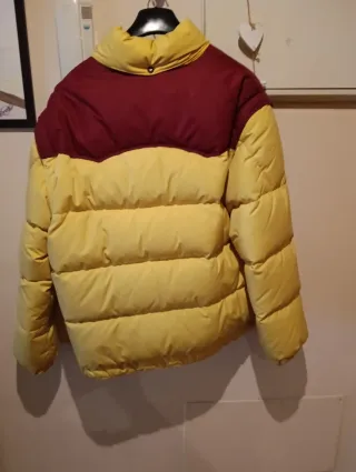 Pedro Gómez plumífero amarillo y granate