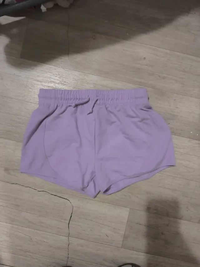 Pantalón corto lila, talla 13-14 años.