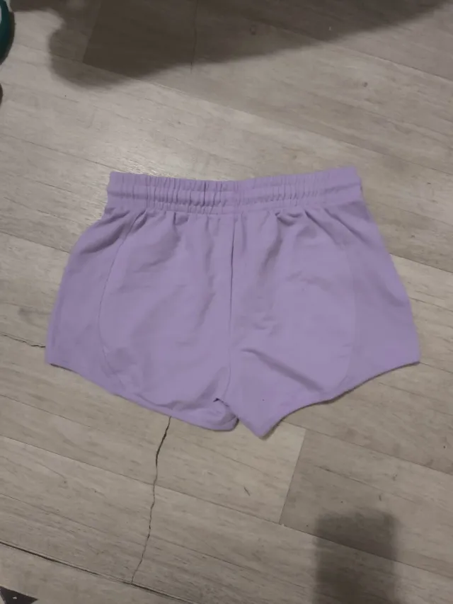 Pantalón corto lila, talla 13-14 años.