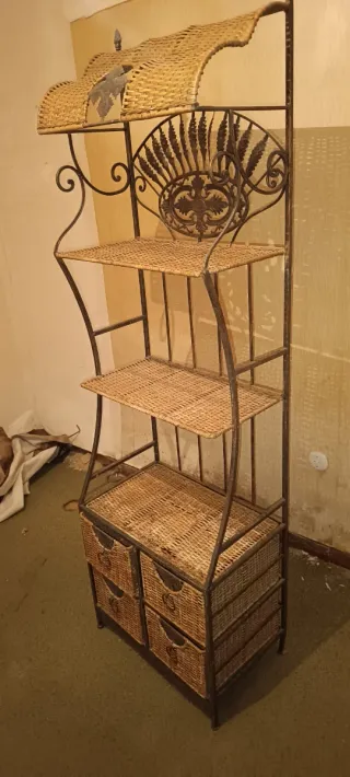 Estantería de mimbre y metal