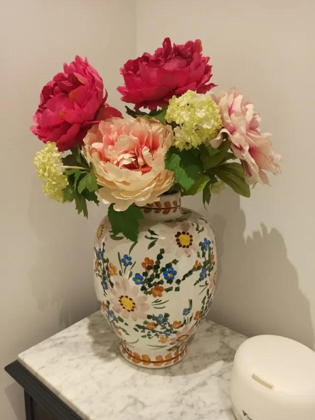 Jarrón de cerámica con flores pintadas