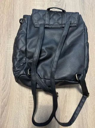 Mochila negra acolchada con tachuelas