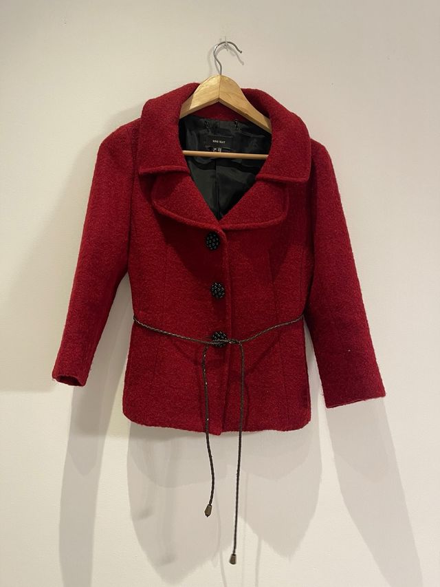 Chaqueta Mango Suit roja con cinturón