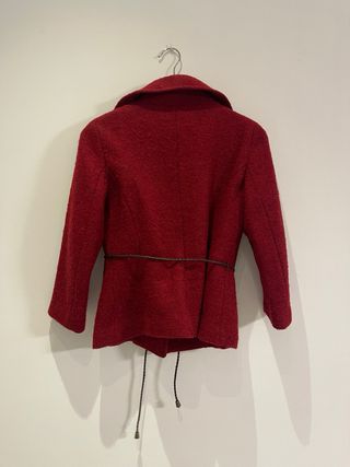 Chaqueta Mango Suit roja con cinturón