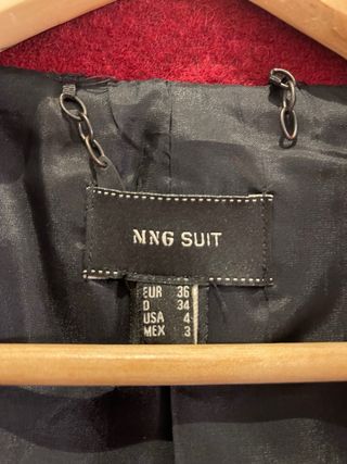 Chaqueta Mango Suit roja con cinturón