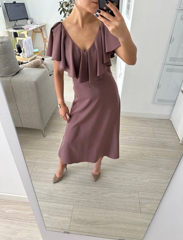 Elegante vestido rosa palo con volantes