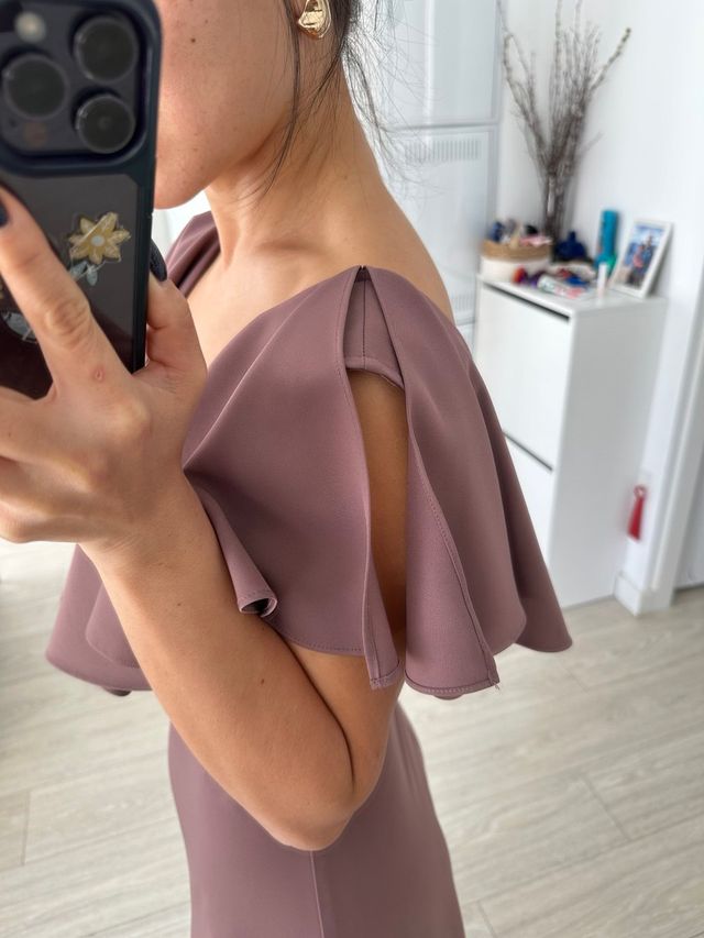 Elegante vestido rosa palo con volantes