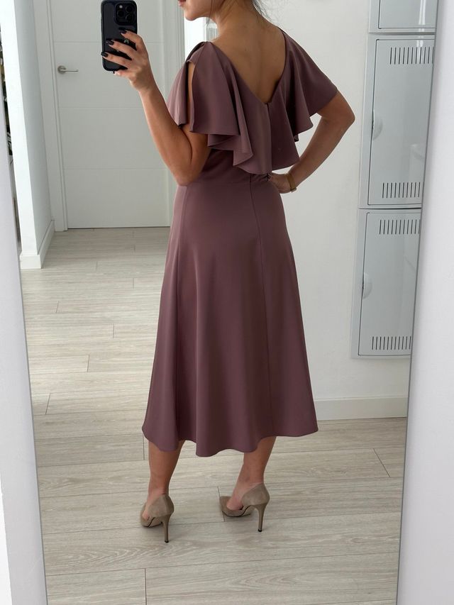 Elegante vestido rosa palo con volantes